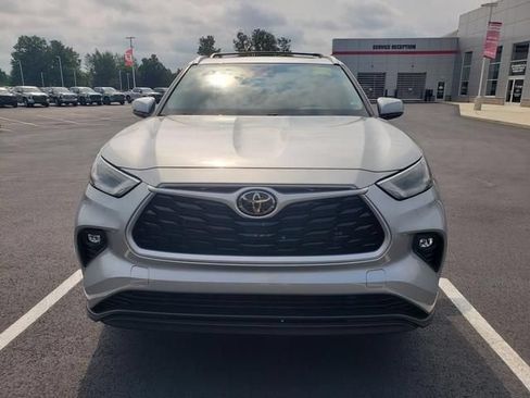 Used 2022 Toyota Highlander XLE AWD/4WD image 2