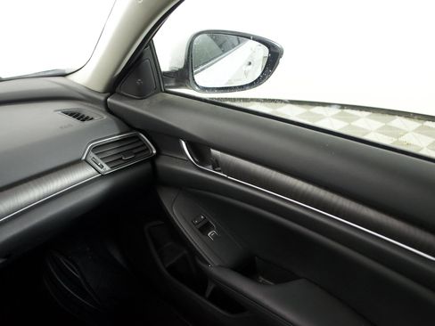 Used 2018 Honda Accord Touring image 16