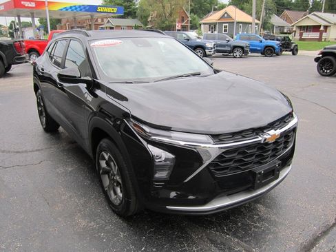 Used 2025 Chevrolet Trax LT w/ Sunroof Package FWD image 5