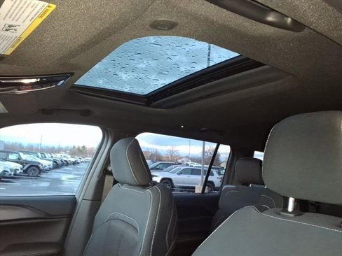 New 2025 Jeep Grand Cherokee L Laredo image 13