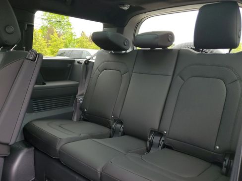 Used 2025 Land Rover Defender 130 X-Dynamic SE image 35