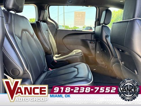 Used 2025 Chrysler Pacifica Limited FWD image 18