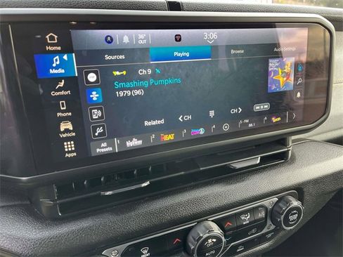 Used 2024 Jeep Wrangler Unlimited image 30