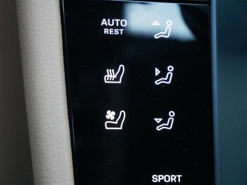 Used 2025 Porsche Macan image 20