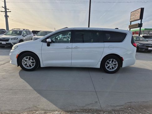Used 2023 Chrysler Pacifica Touring-L image 8