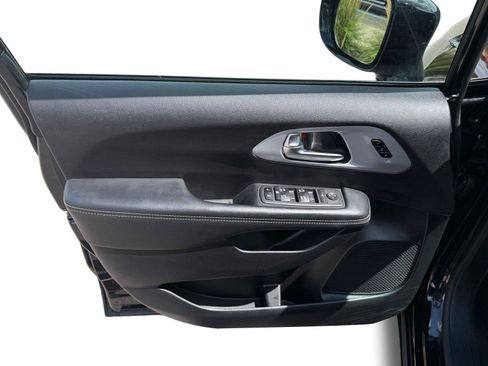 Used 2025 Chrysler Pacifica Limited FWD image 9