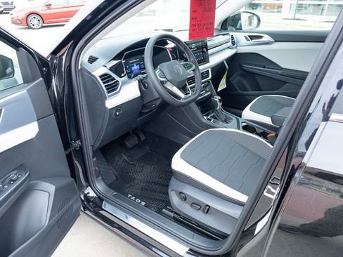 New 2026 Volkswagen Taos SE FWD image 17