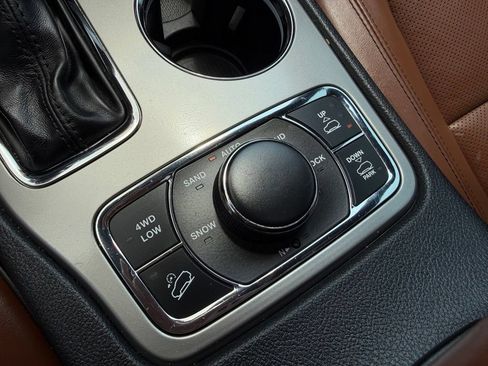 Used 2020 Jeep Grand Cherokee Overland AWD/4WD image 21