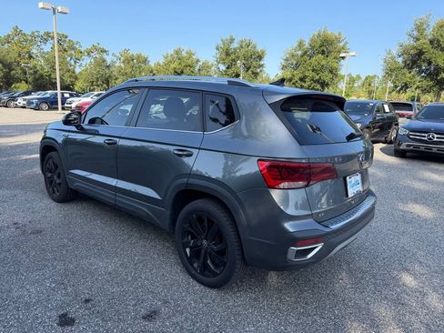 Used 2023 Volkswagen Taos SE w/ Panoramic Sunroof Package FWD image 12
