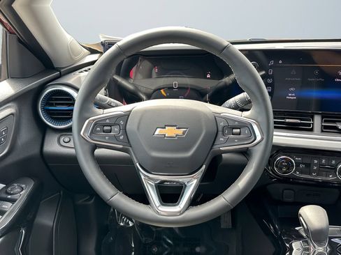 Used 2025 Chevrolet Trax LT w/ LT Convenience Package FWD image 12