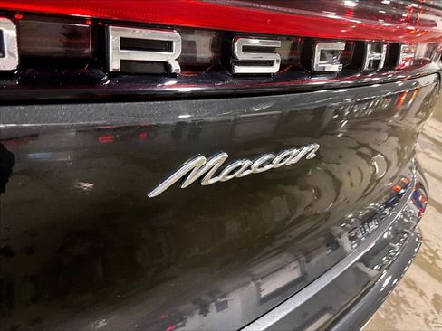 Certified 2023 Porsche Macan AWD/4WD image 33