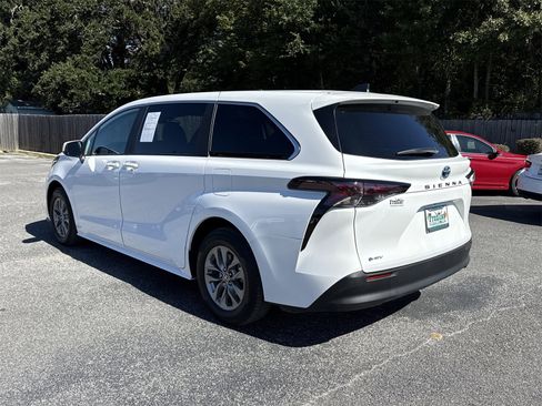 Used 2025 Toyota Sienna LE image 3