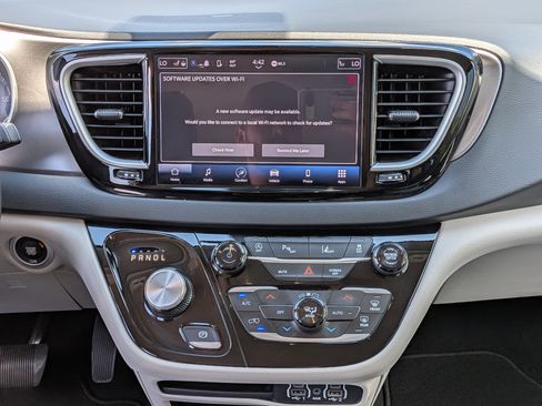 Used 2024 Chrysler Pacifica Touring-L FWD image 20
