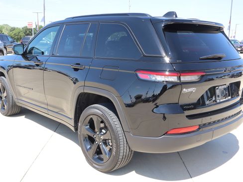 Used 2025 Jeep Grand Cherokee Altitude AWD/4WD image 7
