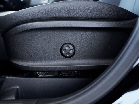 Used 2025 Mercedes-Benz GLB 250 GLB 250 w/ Exclusive Package image 21