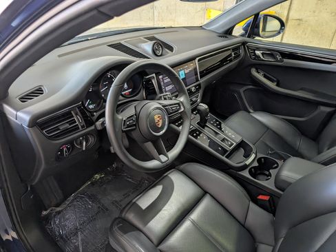 Used 2025 Porsche Macan image 4