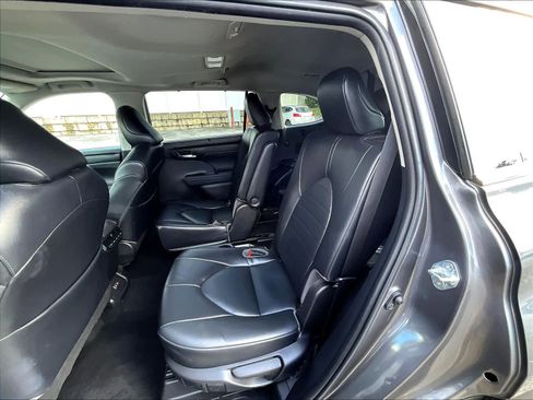 Used 2022 Toyota Highlander XLE image 15