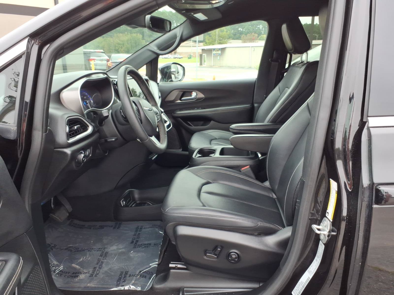Used 2025 Chrysler Pacifica Select FWD image 7