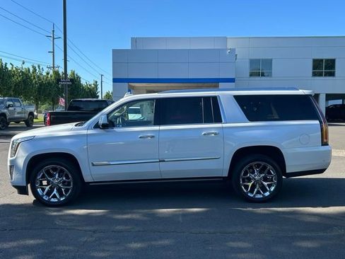 Used 2017 Cadillac Escalade ESV Premium Luxury AWD/4WD image 4