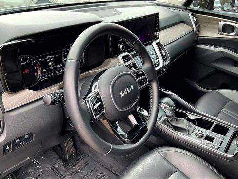 Used 2022 Kia Sorento EX w/ Panoramic Sunroof Package image 18
