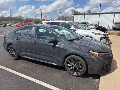 Used 2025 Toyota Corolla SE image 2