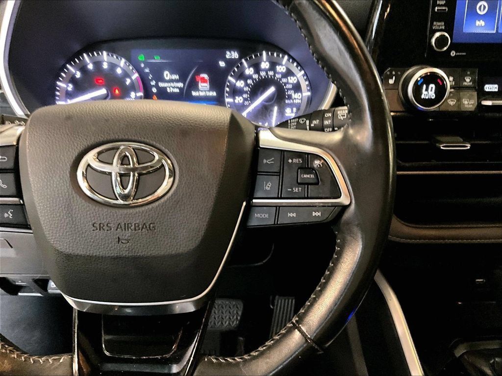 Used 2020 Toyota Highlander XLE AWD/4WD image 25