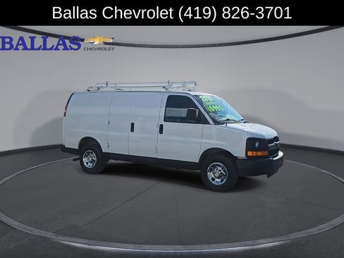 Used 2018 Chevrolet Express 2500 w/ Driver Convenience Package RWD image 2