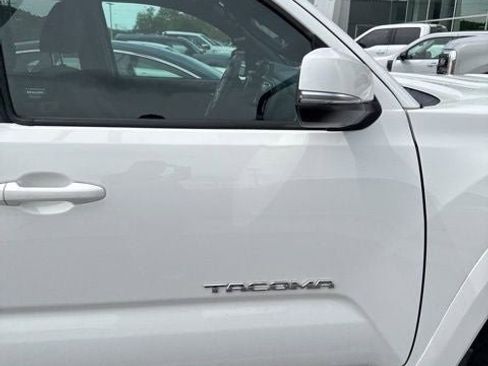 Used 2017 Toyota Tacoma TRD Sport w/ Tow Package AWD/4WD image 21