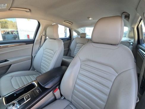 Used 2017 Ford Fusion SE image 19