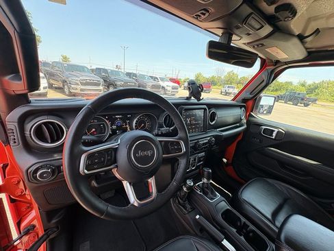 Used 2018 Jeep Wrangler Unlimited Sahara AWD/4WD image 14