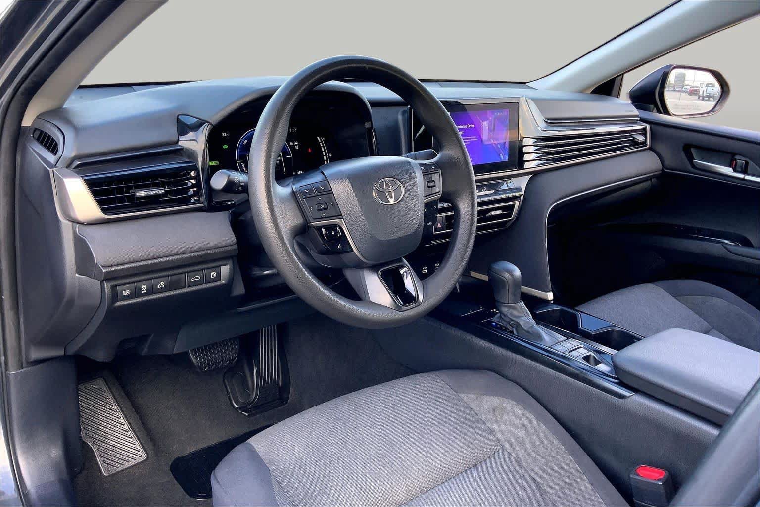 Used 2025 Toyota Camry LE FWD image 17
