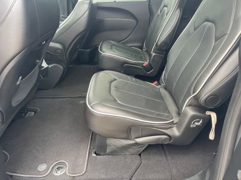 Used 2025 Chrysler Pacifica Limited FWD image 18