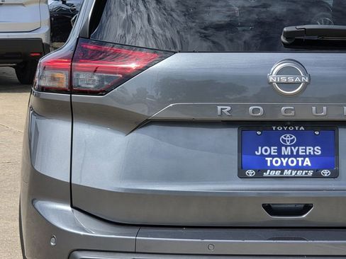 Used 2025 Nissan Rogue SV FWD image 10