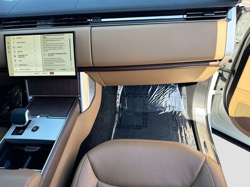 Used 2025 Land Rover Range Rover SE image 18