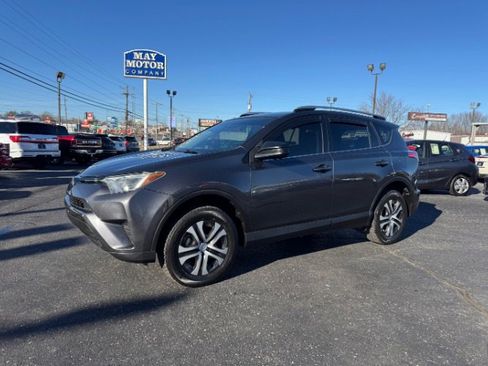 Used 2018 Toyota RAV4 LE image 1