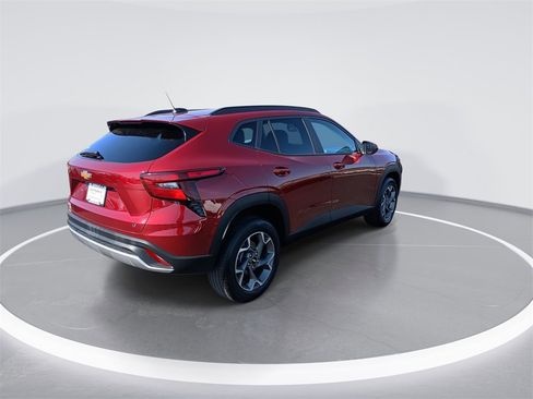 Used 2025 Chevrolet Trax LT w/ LT Convenience Package image 8