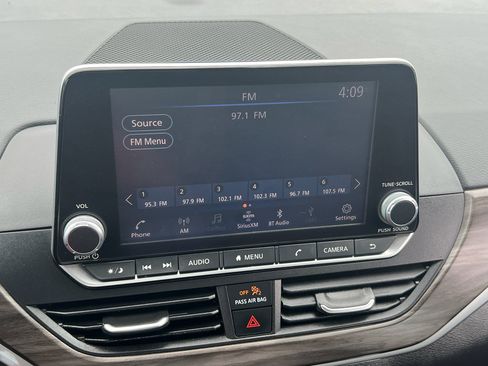 Used 2025 Nissan Altima 2.5 SV FWD image 29