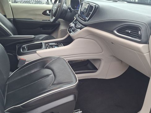 Used 2023 Chrysler Pacifica Limited FWD image 24