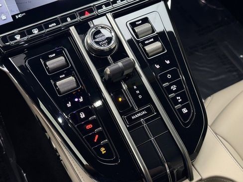 Used 2025 Aston Martin V8 Vantage Coupe image 25