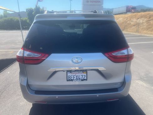 Used 2017 Toyota Sienna Limited Premium image 9