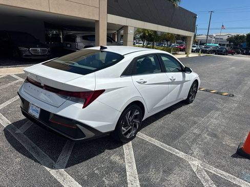 Certified 2025 Hyundai Elantra SEL FWD image 19
