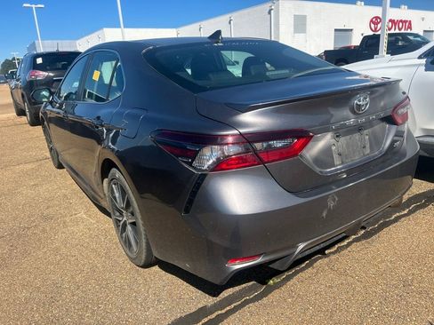 Used 2022 Toyota Camry SE image 3