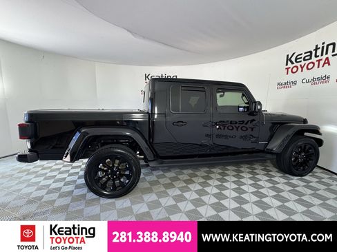 Used 2022 Jeep Gladiator Overland AWD/4WD image 4