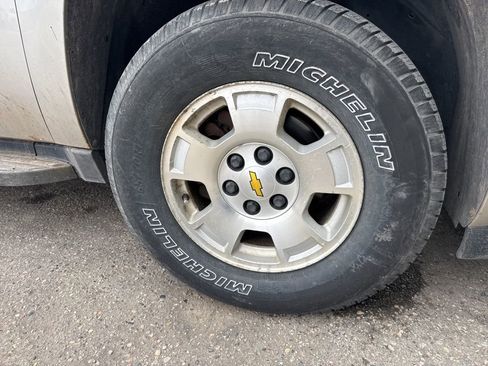 Used 2009 Chevrolet Suburban LT image 2