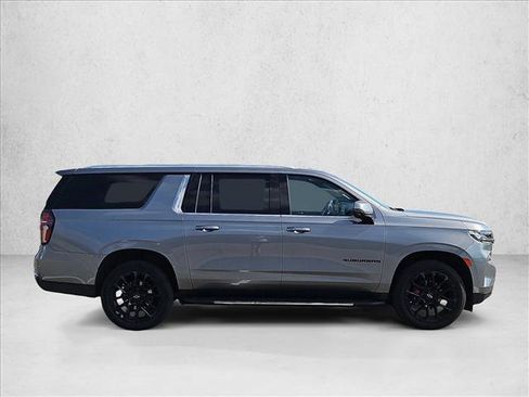 Used 2022 Chevrolet Suburban LT w/ Luxury Package image 4