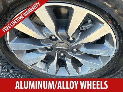 Used 2024 Chrysler Pacifica Limited FWD image 6