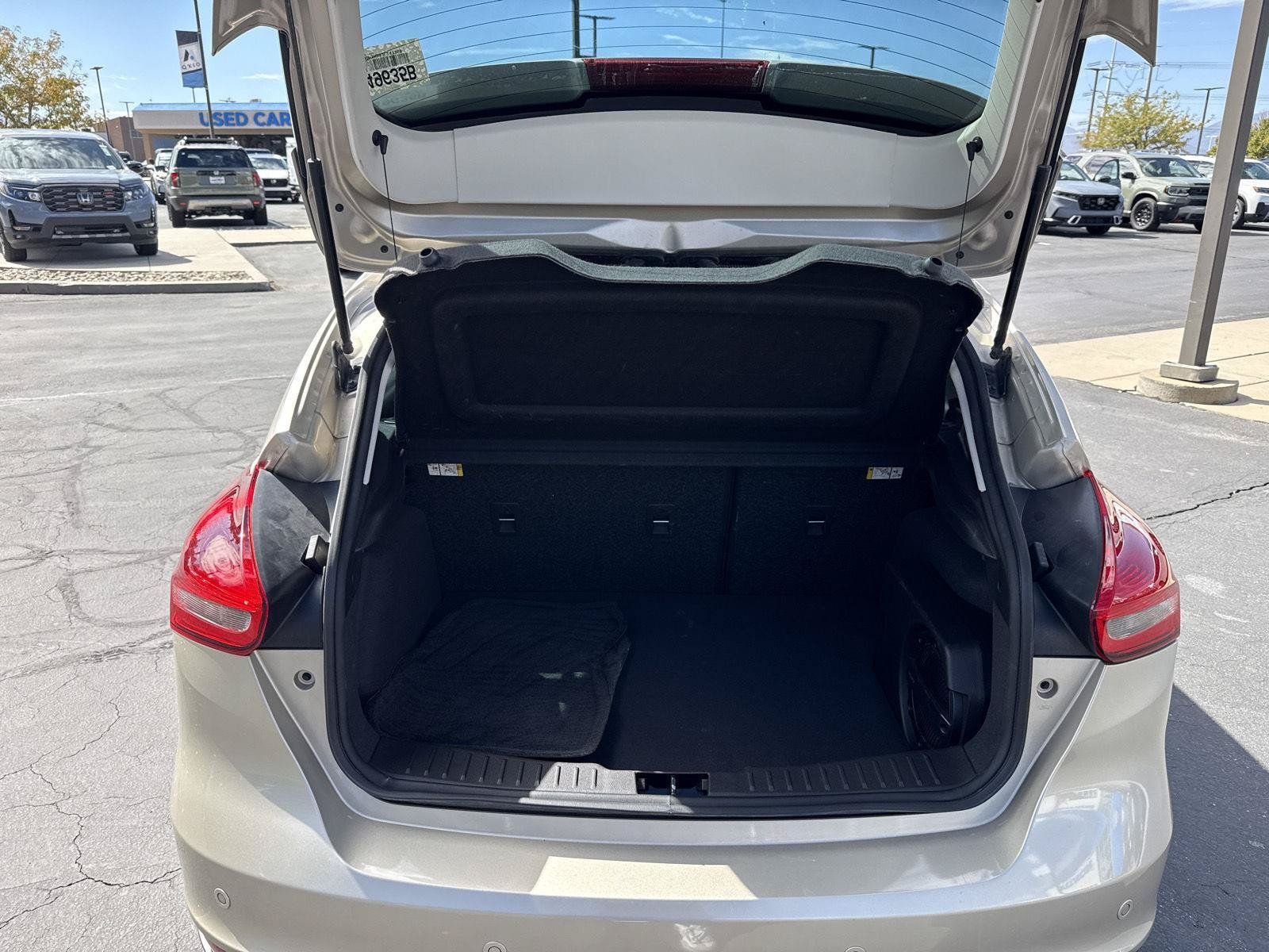 Used 2018 Ford Focus Titanium w/ Titanium Technology Package FWD image 6