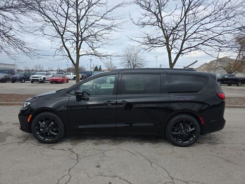 New 2026 Chrysler Pacifica Select image 4