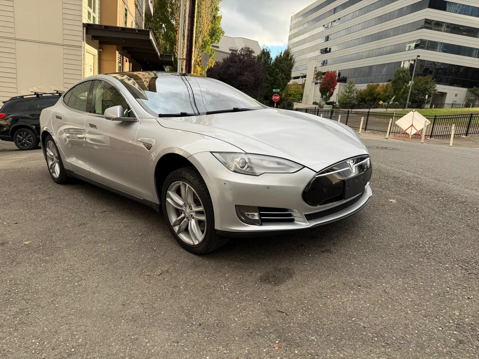 Used 2014 Tesla Model S 85 RWD image 9