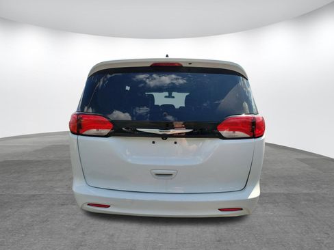 Used 2022 Chrysler Voyager LX image 24